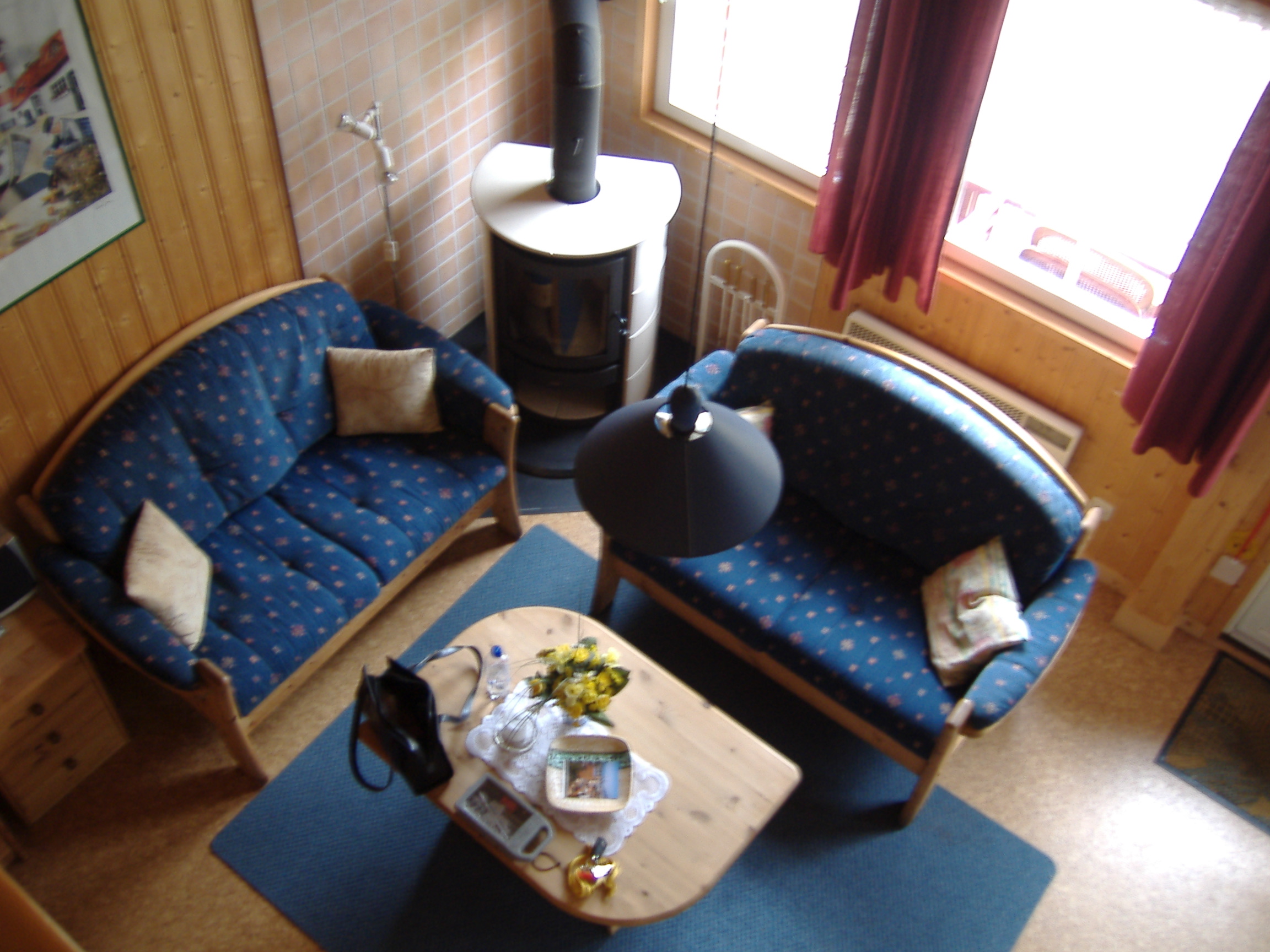 altes Sofa Wohnzimmer von der Galerie aus gesehen