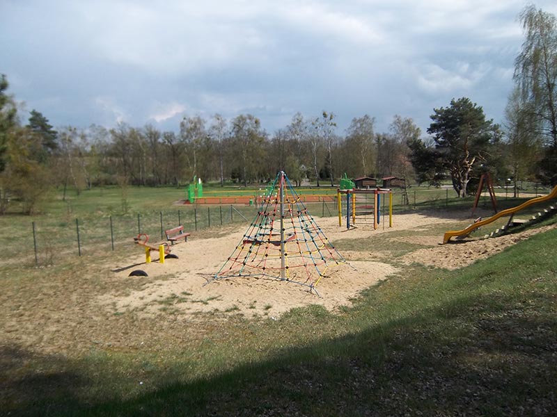 Spielplatz mit Multifunktionsplatz